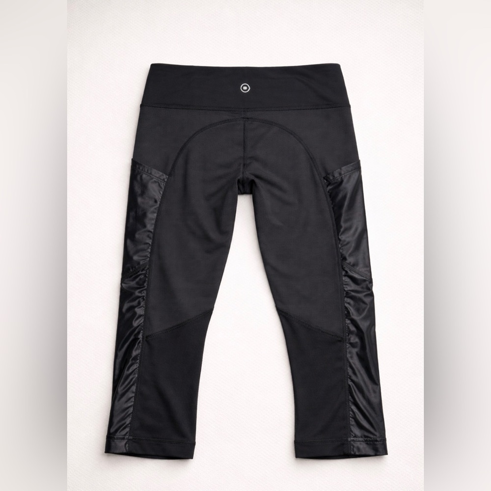 lululemon athletica cropped Black Leggings. Size 2 runs small, fits a 00 or 0.